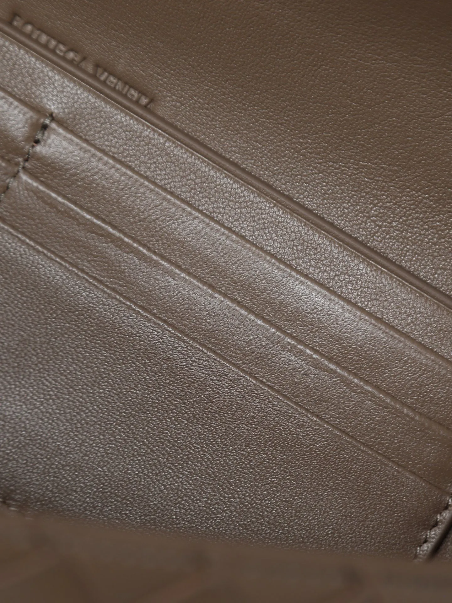 Batch 1540. The BV Andiamo evening handbag has been heavily cultivated again~ The designer aesthetics of the era of economic downturn are back. You fall in love with it at first sight and can't put it down. It's so beautiful. It's full of aura. The shape and texture are very competitive. It's lightweight and has sufficient capacity. It's a must-have for fashionistas. It's suitable for many occasions, minimalist, high-end and light luxury. Style number: 741511 Size: 31*13*3cm